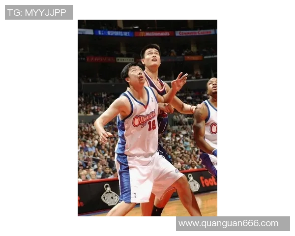 姚明扣篮垫脚瞬间回顾：巨人之力与技巧的完美结合