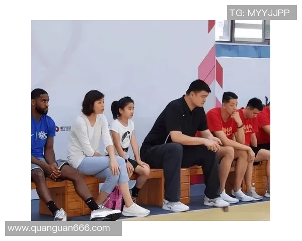 姚明与家人温馨合照展现幸福生活瞬间与亲情的美好时光