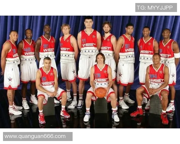 詹姆斯与姚明的精彩瞬间合影回顾展现篮球巨星的友谊与荣耀