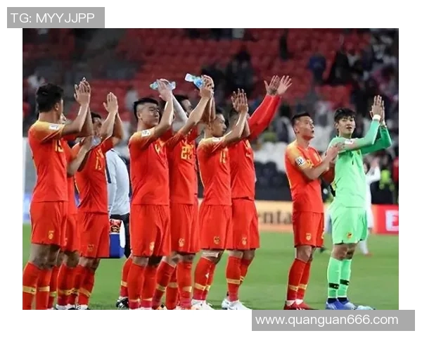 中国国足比赛时激昂唱响国歌展现民族团结与拼搏精神